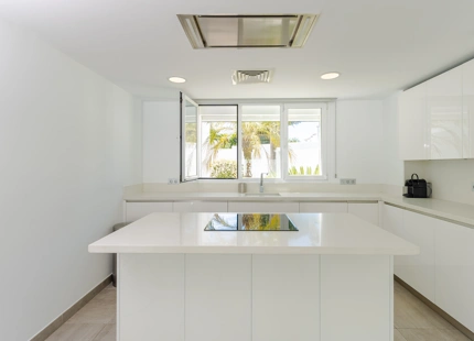 VILLA TOTALMENTE RENOVADA EN VENTA EN EL CORAZÓN DE NUEVA ANDALUCÍA, MARBELLA
