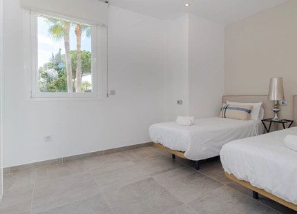 VILLA TOTALMENTE RENOVADA EN VENTA EN EL CORAZÓN DE NUEVA ANDALUCÍA, MARBELLA