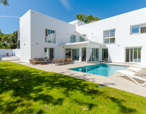 VILLA TOTALMENTE RENOVADA EN VENTA EN EL CORAZÓN DE NUEVA ANDALUCÍA, MARBELLA