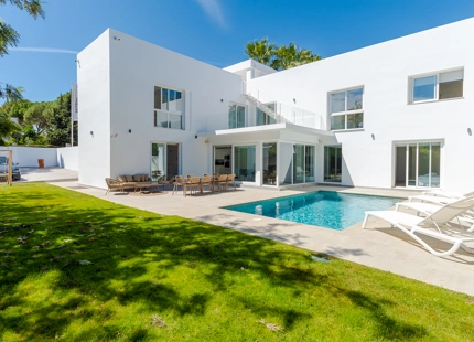 VILLA TOTALMENTE RENOVADA EN VENTA EN EL CORAZÓN DE NUEVA ANDALUCÍA, MARBELLA