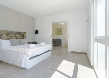 VILLA TOTALMENTE RENOVADA EN VENTA EN EL CORAZÓN DE NUEVA ANDALUCÍA, MARBELLA