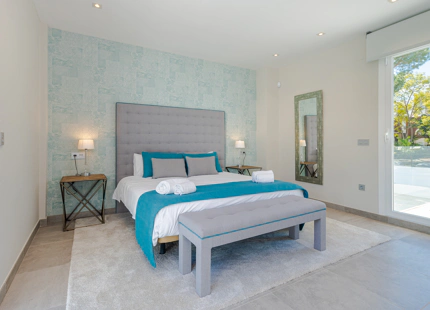 VILLA TOTALMENTE RENOVADA EN VENTA EN EL CORAZÓN DE NUEVA ANDALUCÍA, MARBELLA