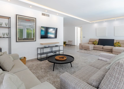 VILLA TOTALMENTE RENOVADA EN VENTA EN EL CORAZÓN DE NUEVA ANDALUCÍA, MARBELLA
