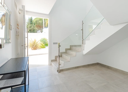 VILLA TOTALMENTE RENOVADA EN VENTA EN EL CORAZÓN DE NUEVA ANDALUCÍA, MARBELLA