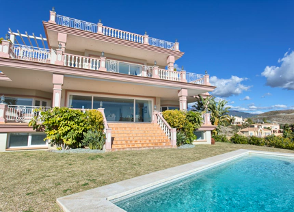 SPLENDID MANSION WITH PANORAMIC VIEWS FOR SALE IN BENAHAVIS