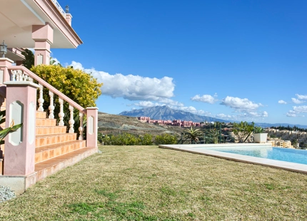 SPLENDID MANSION WITH PANORAMIC VIEWS FOR SALE IN BENAHAVIS