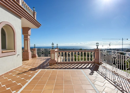 SPLENDID MANSION WITH PANORAMIC VIEWS FOR SALE IN BENAHAVIS