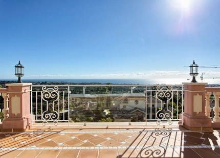 SPLENDID MANSION WITH PANORAMIC VIEWS FOR SALE IN BENAHAVIS