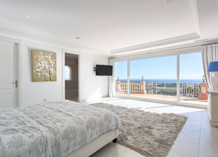 SPLENDID MANSION WITH PANORAMIC VIEWS FOR SALE IN BENAHAVIS