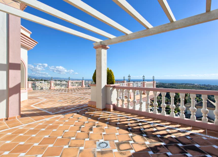 SPLENDID MANSION WITH PANORAMIC VIEWS FOR SALE IN BENAHAVIS