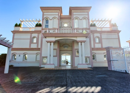 SPLENDID MANSION WITH PANORAMIC VIEWS FOR SALE IN BENAHAVIS