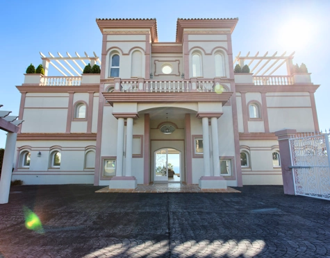 Villa en venta en Los Flamingos Golf, Benahavis