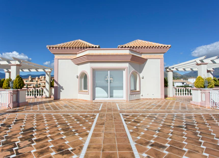 SPLENDID MANSION WITH PANORAMIC VIEWS FOR SALE IN BENAHAVIS