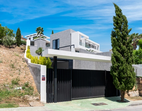 Villa for sale in Los Flamingos Golf, Benahavis