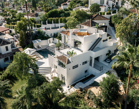 Villa for sale in Las Lomas de Nueva Andalucia