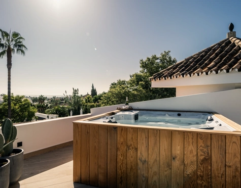 Villa for sale in Las Lomas de Nueva Andalucia