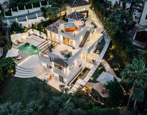ESPECTACULAR VILLA DE DISEÑO CON VISTAS AL MAR EN VENTA EN NUEVA ANDALUCÍA