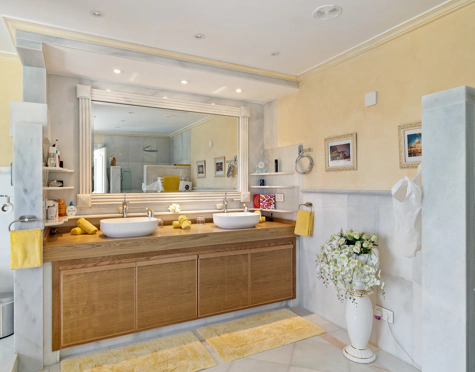 Villa en venta en La Cerquilla, Nueva Andalucia