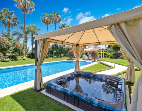 Villa en venta en La Cerquilla, Nueva Andalucia