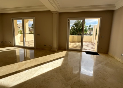 DÚPLEX EN PRIMERA LÍNEA DE GOLF EN VENTA EN NUEVA ANDALUCÍA, MARBELLA