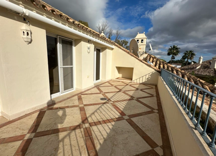 DÚPLEX EN PRIMERA LÍNEA DE GOLF EN VENTA EN NUEVA ANDALUCÍA, MARBELLA