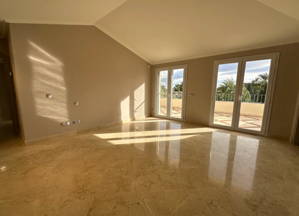 DÚPLEX EN PRIMERA LÍNEA DE GOLF EN VENTA EN NUEVA ANDALUCÍA, MARBELLA