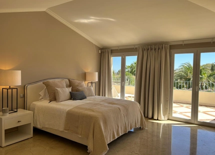 DÚPLEX EN PRIMERA LÍNEA DE GOLF EN VENTA EN NUEVA ANDALUCÍA, MARBELLA