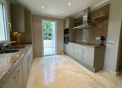 DÚPLEX EN PRIMERA LÍNEA DE GOLF EN VENTA EN NUEVA ANDALUCÍA, MARBELLA