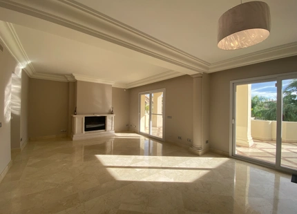 DÚPLEX EN PRIMERA LÍNEA DE GOLF EN VENTA EN NUEVA ANDALUCÍA, MARBELLA