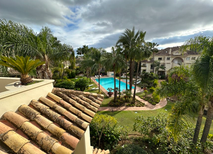 DÚPLEX EN PRIMERA LÍNEA DE GOLF EN VENTA EN NUEVA ANDALUCÍA, MARBELLA