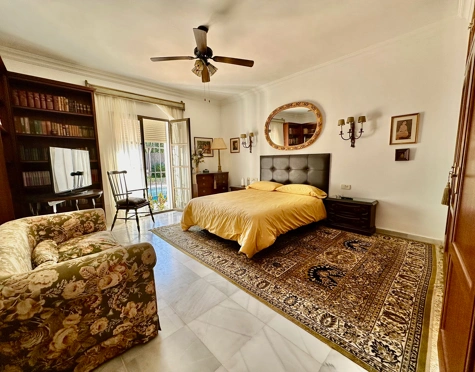 Villa for sale in Cortijo Blanco, San Pedro de Alcantara
