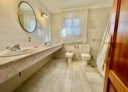 FAMILIA ANDALUZA VILLA DE ESTILO EN VENTA EN CORTIJO BLANCO, MARBELLA
