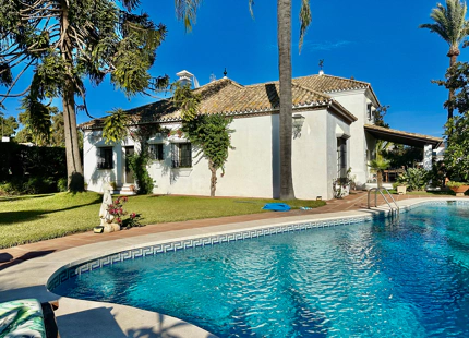 FAMILIA ANDALUZA VILLA DE ESTILO EN VENTA EN CORTIJO BLANCO, MARBELLA
