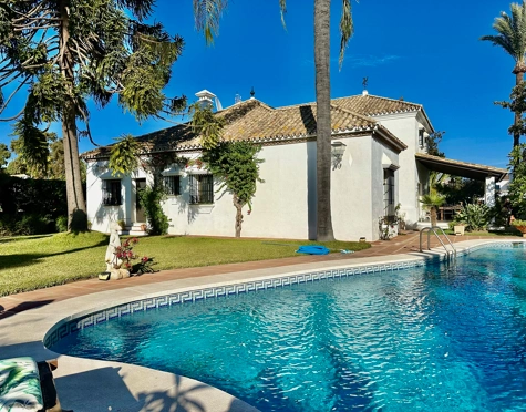 Villa for sale in Cortijo Blanco, San Pedro de Alcantara