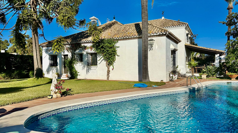 Villa en venta en Cortijo Blanco, San Pedro de Alcantara
