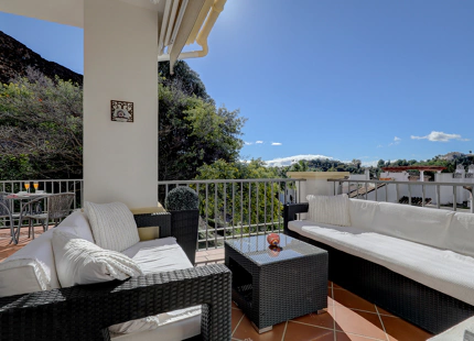 COZY APARTMENT WITH GOLF VIEWS FOR SALE IN BENAHAVIS