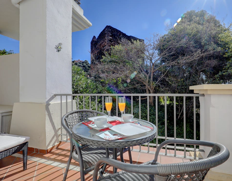 Apartamento en venta en Los Arqueros, Benahavis