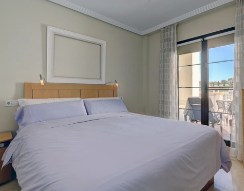 Apartamento en venta en Los Arqueros, Benahavis