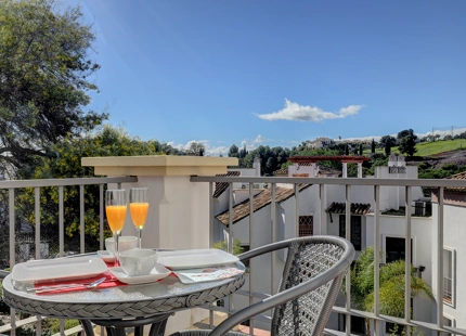 COZY APARTMENT WITH GOLF VIEWS FOR SALE IN BENAHAVIS