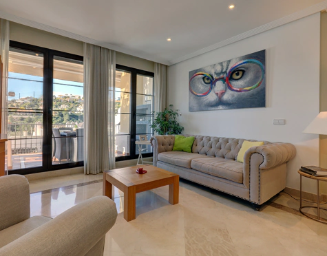 ACOGEDOR APARTAMENTO CON VISTAS AL GOLF EN VENTA EN BENAHAVIS
