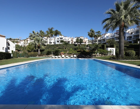 Apartamento en venta en Los Arqueros, Benahavis