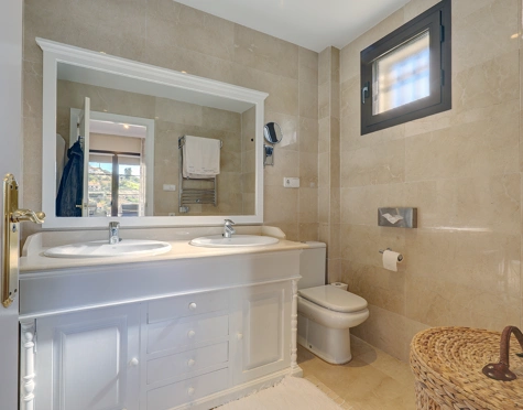 Apartamento en venta en Los Arqueros, Benahavis