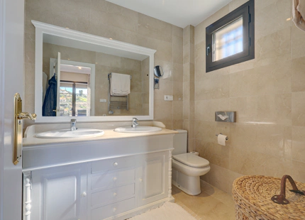 COZY APARTMENT WITH GOLF VIEWS FOR SALE IN BENAHAVIS