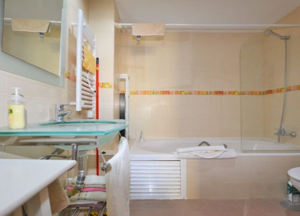 AMPLIO APARTAMENTO EN ESQUINA EN VENTA EN EL CORAZÓN DE MARBELLA
