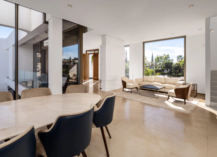 CONTEMPORARY VILLA WITHIN GOLF RESORT FOR SALE IN BENAHAVÍS