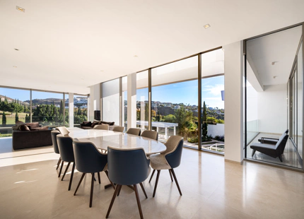 CONTEMPORARY VILLA WITHIN GOLF RESORT FOR SALE IN BENAHAVÍS