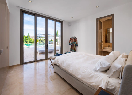 CONTEMPORARY VILLA WITHIN GOLF RESORT FOR SALE IN BENAHAVÍS