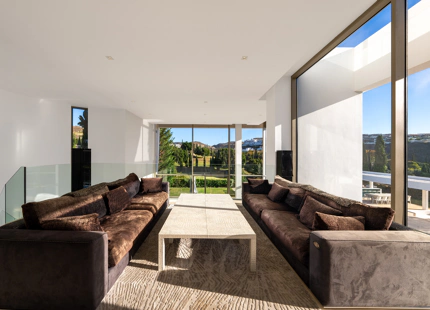 CONTEMPORARY VILLA WITHIN GOLF RESORT FOR SALE IN BENAHAVÍS