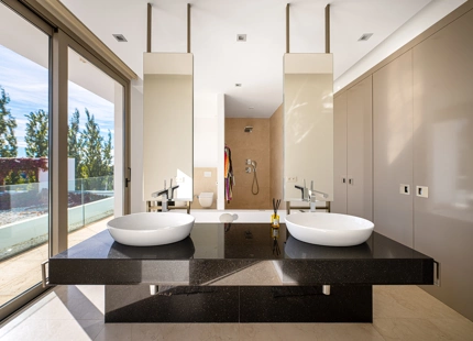 CONTEMPORARY VILLA WITHIN GOLF RESORT FOR SALE IN BENAHAVÍS