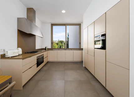 CONTEMPORARY VILLA WITHIN GOLF RESORT FOR SALE IN BENAHAVÍS